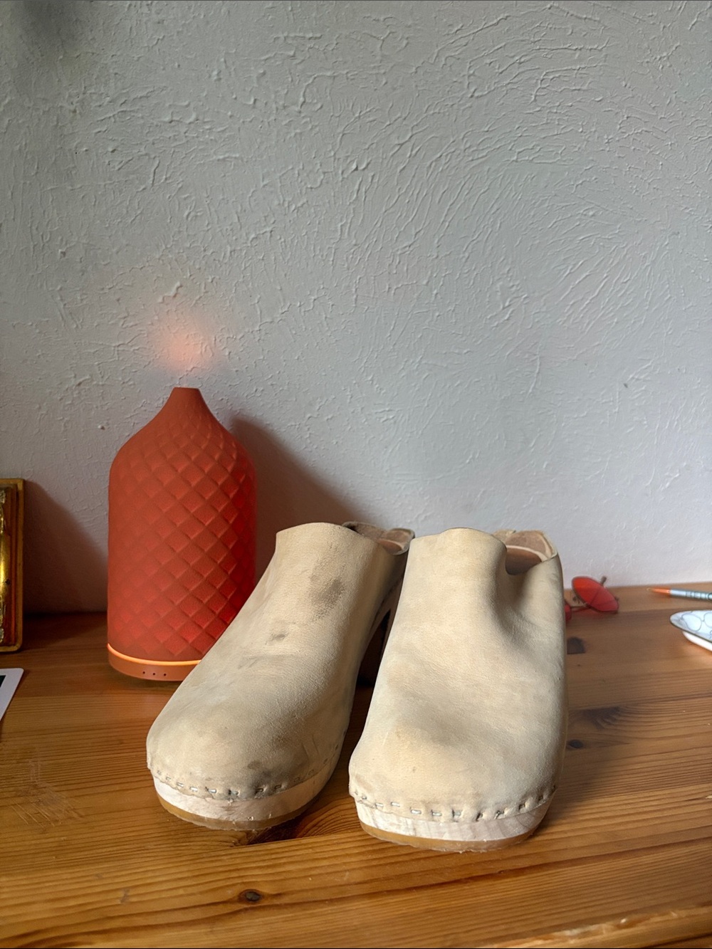 Bryr Suede Clogs – Natural / Sand – Size 40